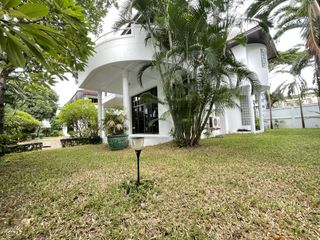 Casa en alquiler de 4 habitaciones en Huai Khwang, Bangkok
