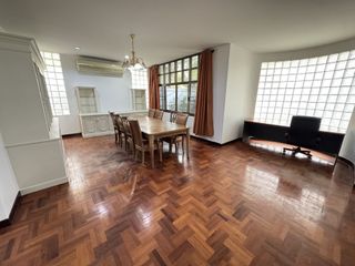 Casa en alquiler de 4 habitaciones en Huai Khwang, Bangkok