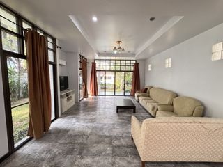Casa en alquiler de 4 habitaciones en Huai Khwang, Bangkok