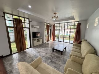 Casa en alquiler de 4 habitaciones en Huai Khwang, Bangkok
