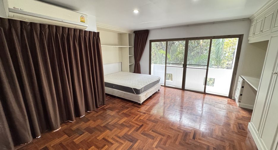 À louer 4 chambres maison à Huai Khwang, Bangkok