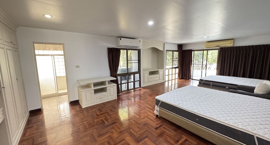 À louer 4 chambres maison à Huai Khwang, Bangkok