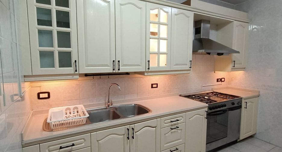 Condo en alquiler de 3 habitaciones en Khlong Toei, Bangkok