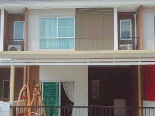 Casa adosada en venta de 3 habitaciones en Bang Bo, Samut Prakan