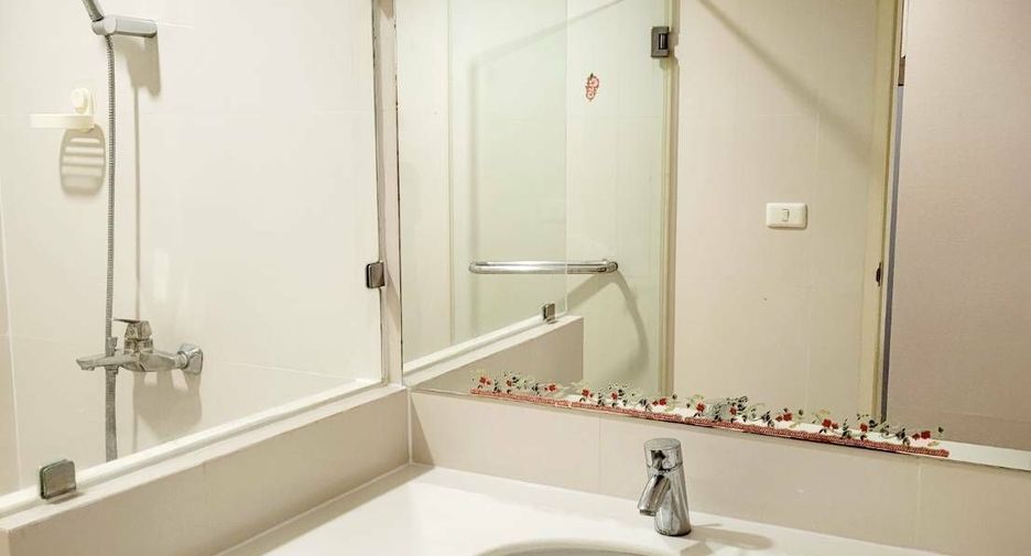 For rent 2 bedrooms condo in Huai Khwang, Bangkok