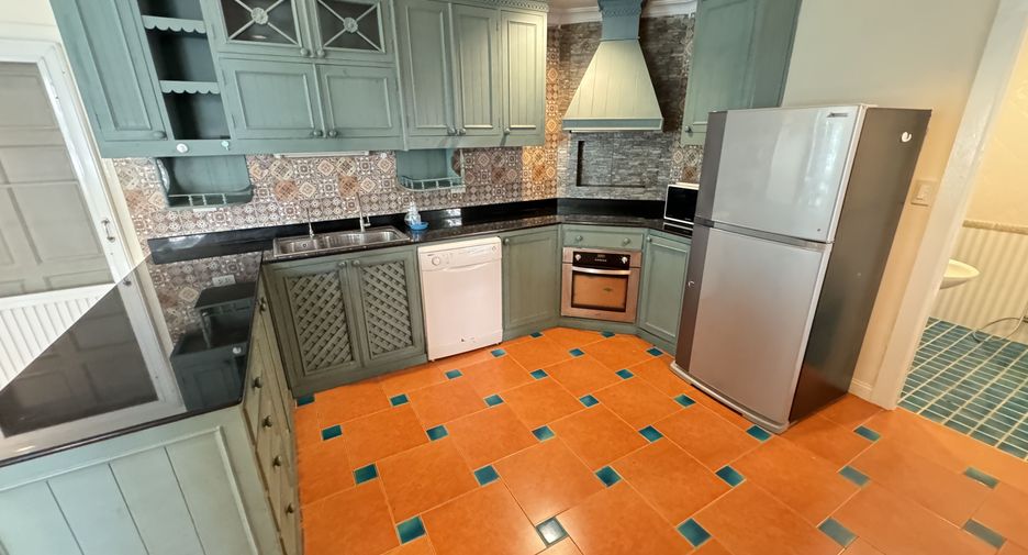 For rent 4 bedrooms house in Mueang Samut Prakan, Samut Prakan