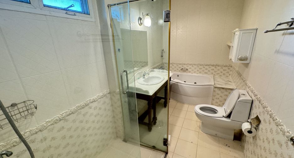 For rent 4 bedrooms house in Mueang Samut Prakan, Samut Prakan