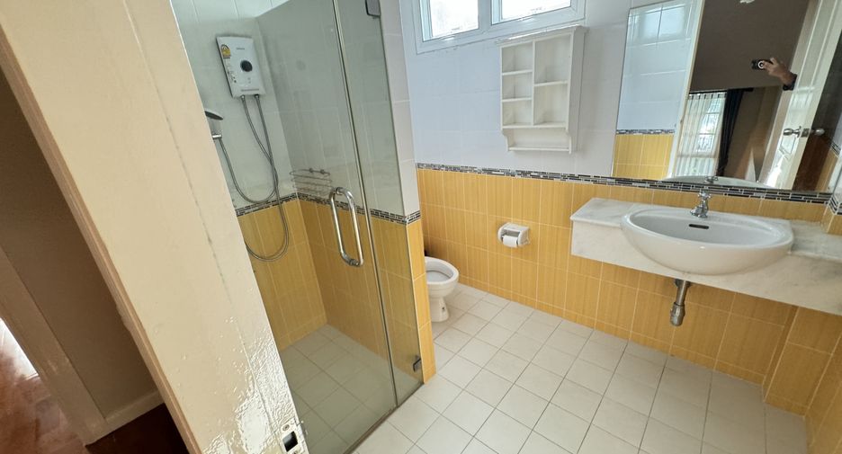 For rent 4 bedrooms house in Mueang Samut Prakan, Samut Prakan