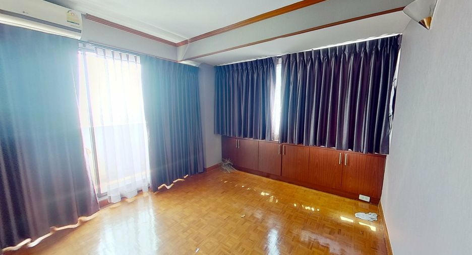 For rent 2 bedrooms condo in Phra Khanong, Bangkok