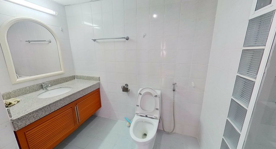 For rent 2 bedrooms condo in Phra Khanong, Bangkok
