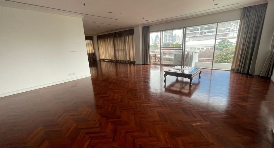 For rent 4 bedrooms condo in Sathon, Bangkok