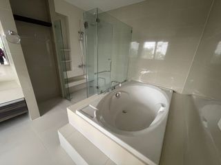 For rent 4 bedrooms condo in Sathon, Bangkok