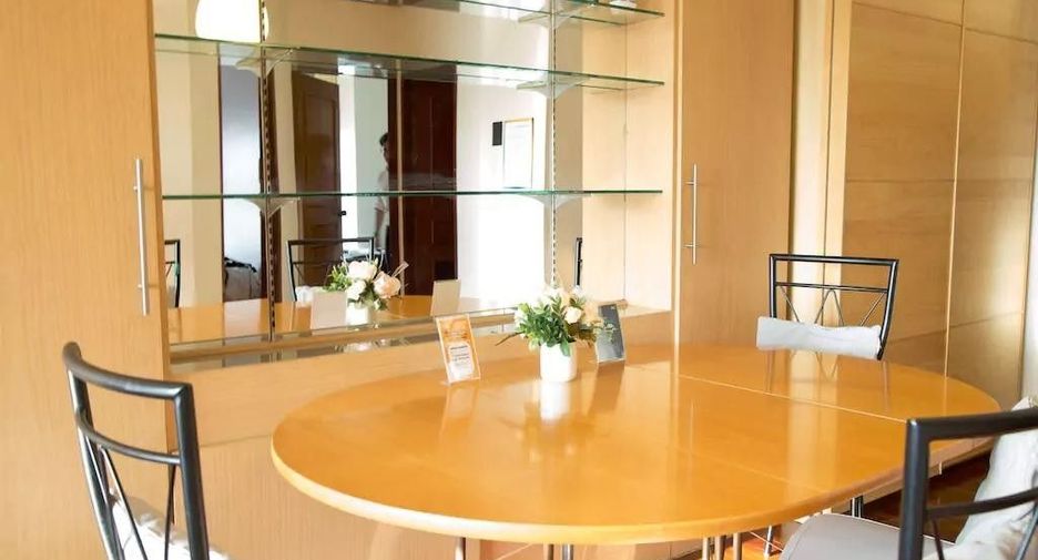 For rent 3 bedrooms condo in Pathum Wan, Bangkok