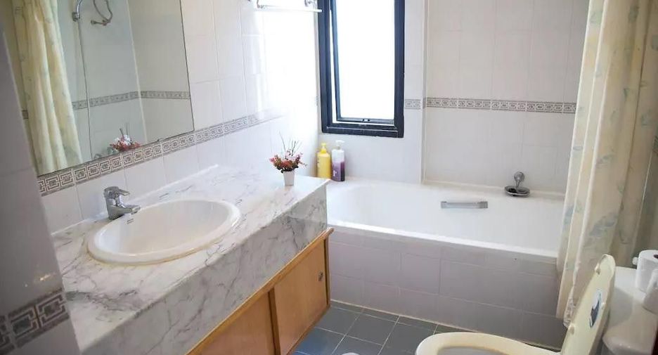 For rent 3 bedrooms condo in Pathum Wan, Bangkok