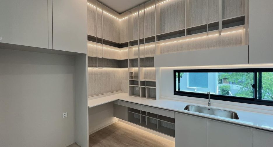 For sale 4 bedrooms house in Saphan Sung, Bangkok