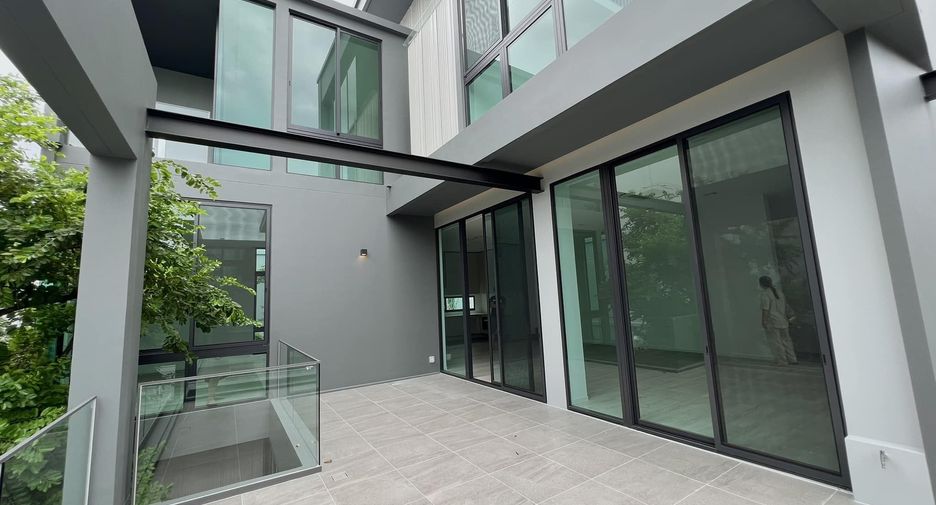 For sale 4 bedrooms house in Saphan Sung, Bangkok