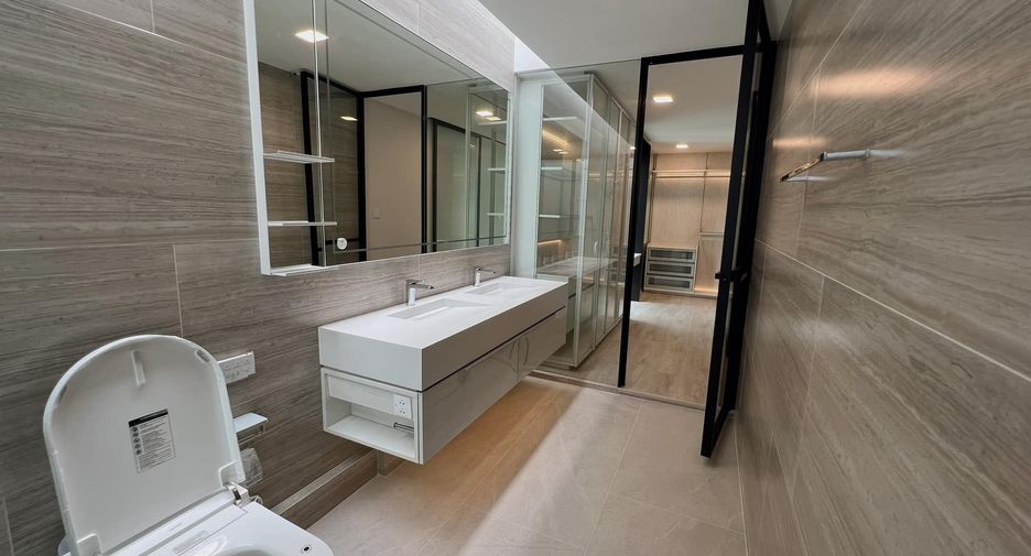 For sale 4 bedrooms house in Saphan Sung, Bangkok