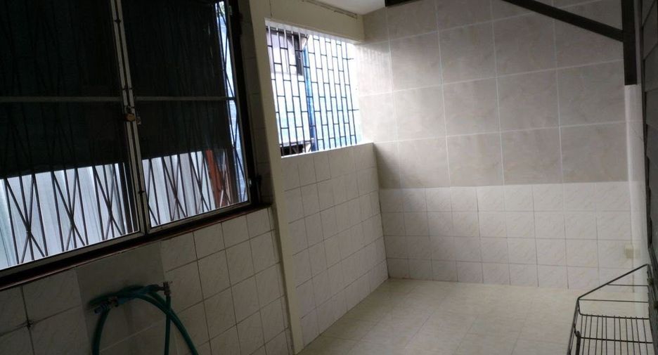 出租 4 卧室 联排别墅 在 Khlong Toei, 曼谷