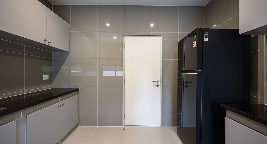 For sale and for rent 4 bedrooms house in Bang Kapi, Bangkok
