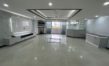 For sale 4 bedrooms condo in Watthana, Bangkok