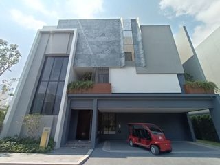 For sale 4 bedrooms house in Bang Kapi, Bangkok