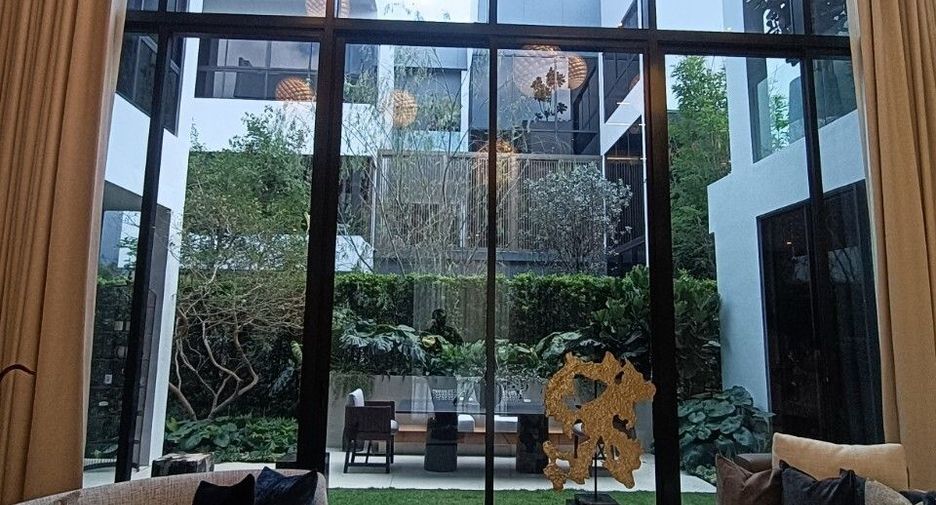 For sale 4 bedrooms house in Bang Kapi, Bangkok