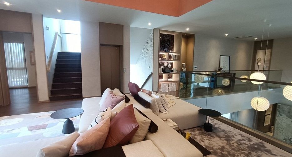 For sale 4 bedrooms house in Bang Kapi, Bangkok