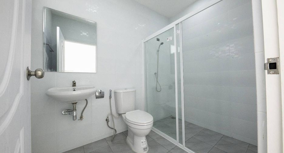 For sale 4 bedrooms townhouse in Lat Phrao, Bangkok