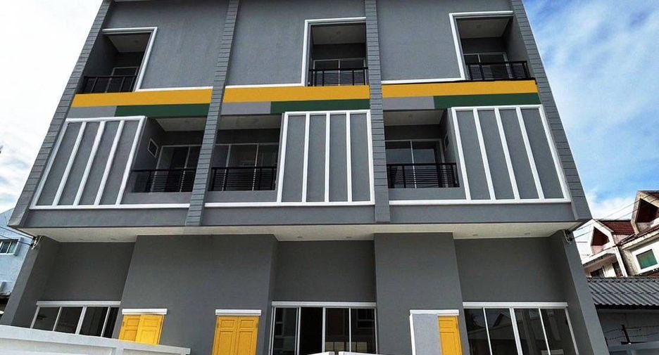 For sale 4 bedrooms townhouse in Lat Phrao, Bangkok