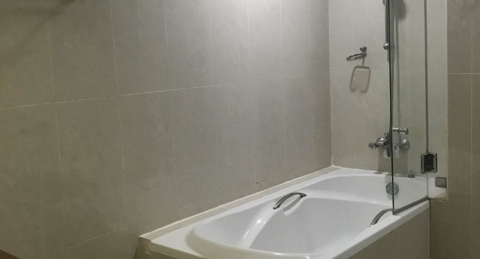 For rent 3 ベッドルーム condo in Khlong Toei, Bangkok
