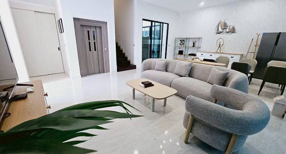 For rent 7 bedrooms house in Bang Kapi, Bangkok