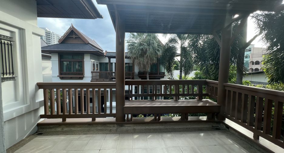 Casa en alquiler de 4 habitaciones en Yan Nawa, Bangkok