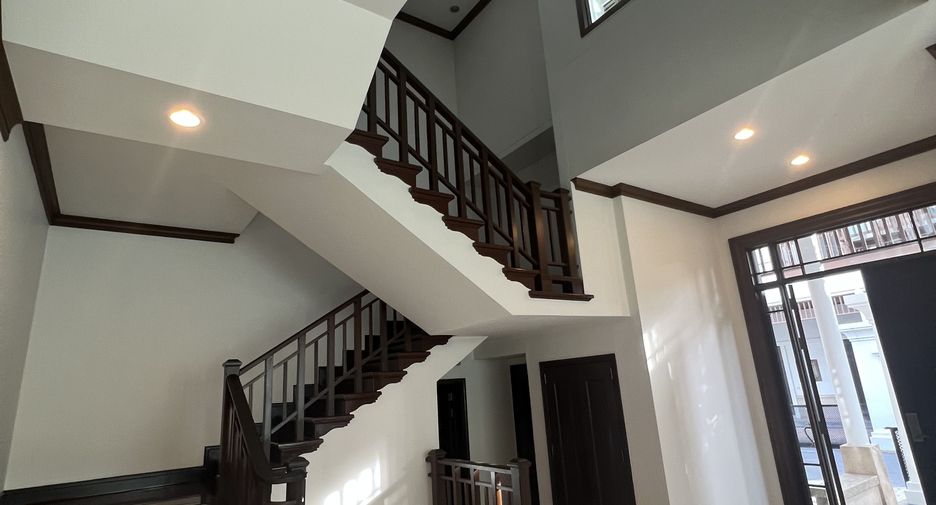 Casa en alquiler de 4 habitaciones en Yan Nawa, Bangkok