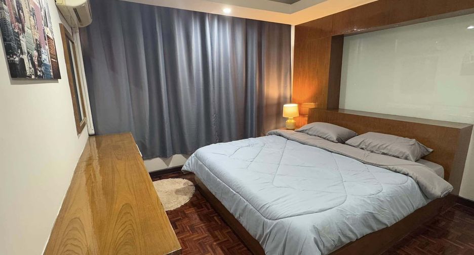 For rent 3 ベッドルーム condo in Huai Khwang, Bangkok
