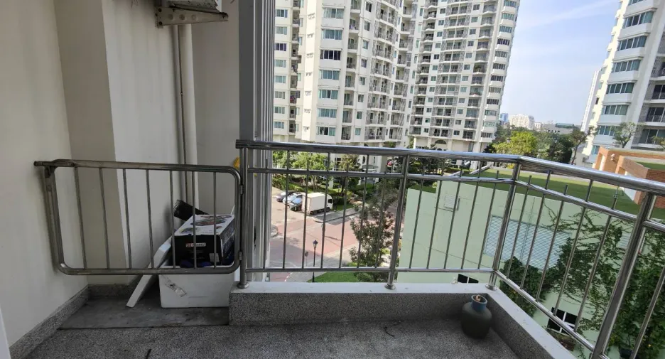 For rent 2 bedrooms condo in Huai Khwang, Bangkok