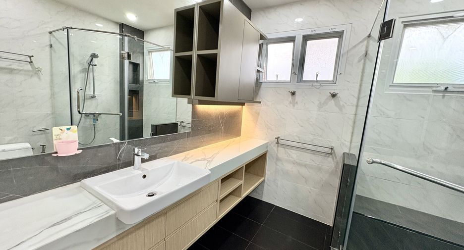 Haus zur Miete mit 3 Zimmer in Phasi Charoen, Bangkok