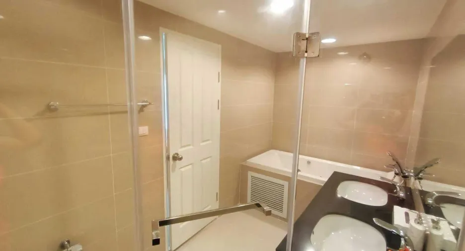 For rent 5 bedrooms condo in Huai Khwang, Bangkok