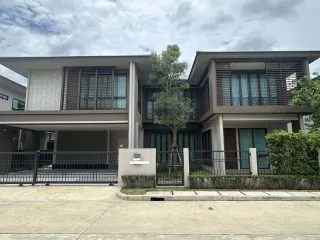 Casa en alquiler de 4 habitaciones en Bang Kapi, Bangkok