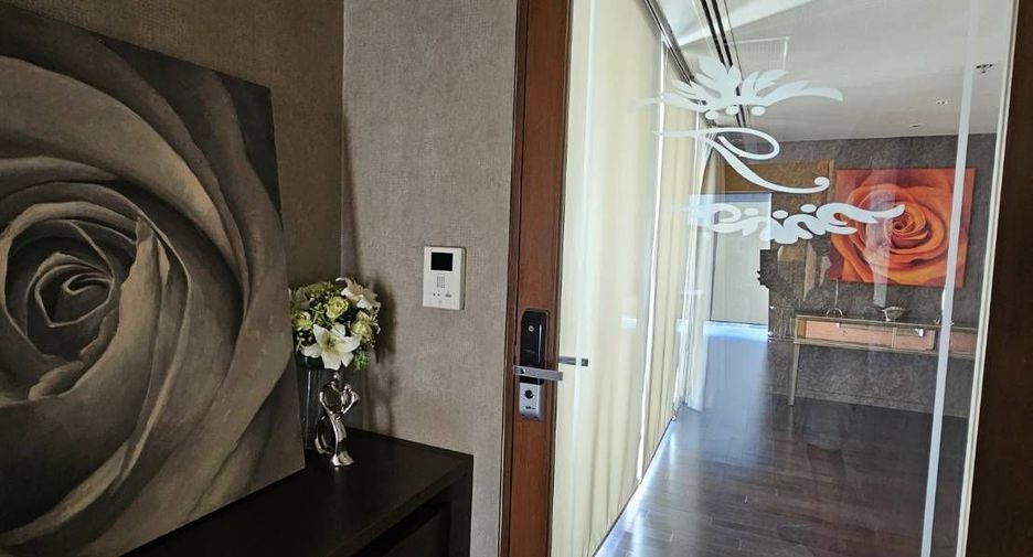 For rent 2 bedrooms condo in Pathum Wan, Bangkok