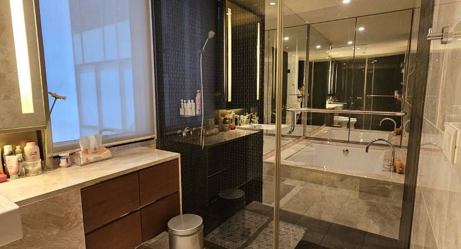For rent 2 bedrooms condo in Pathum Wan, Bangkok