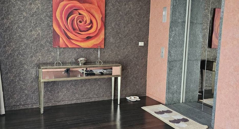 For rent 2 bedrooms condo in Pathum Wan, Bangkok