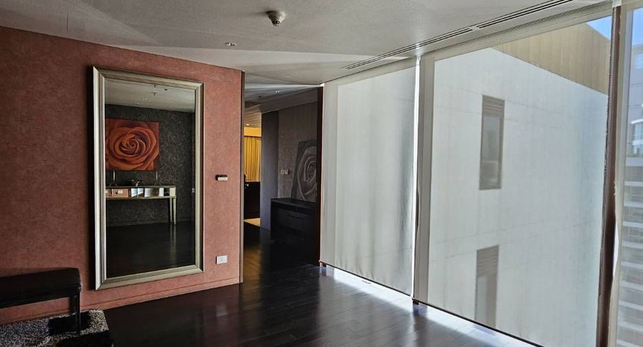 For rent 2 bedrooms condo in Pathum Wan, Bangkok