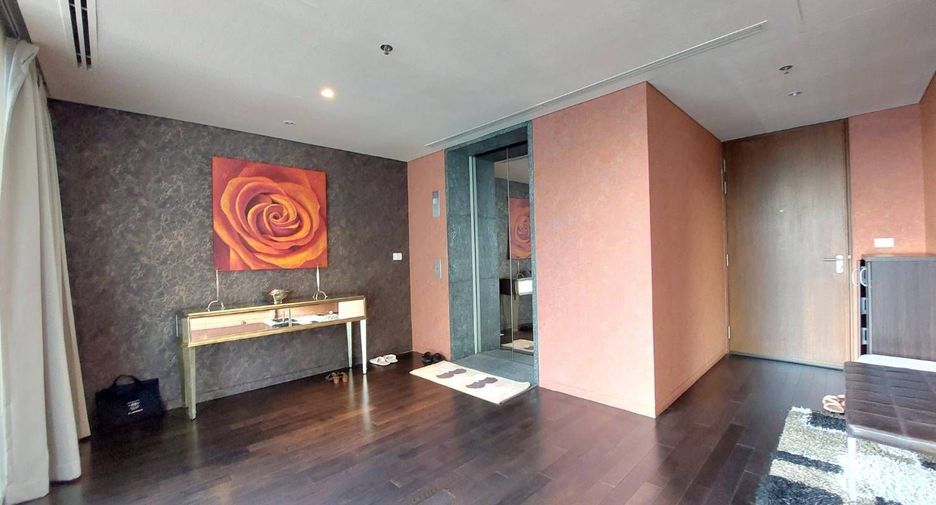 For rent 2 bedrooms condo in Pathum Wan, Bangkok