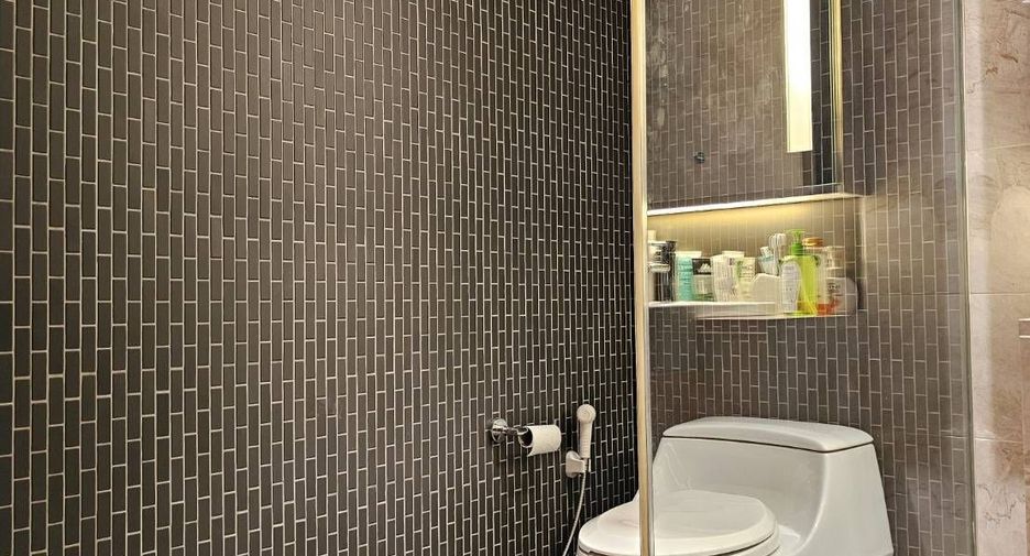 For rent 2 bedrooms condo in Pathum Wan, Bangkok