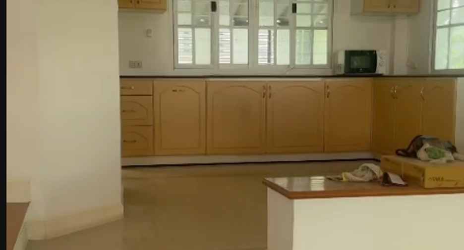 For rent 3 bedrooms townhouse in Bang Kapi, Bangkok