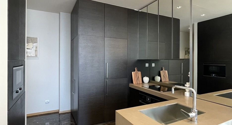 For rent 2 bedrooms condo in Pathum Wan, Bangkok