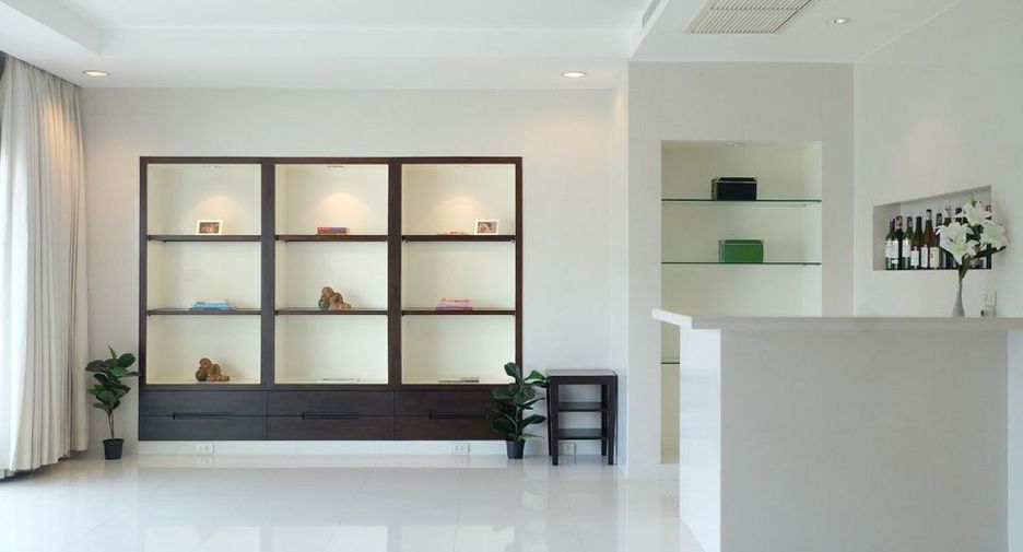 For rent 4 bedrooms condo in Pathum Wan, Bangkok
