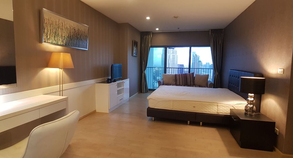 Condo en alquiler de 3 habitaciones en Khlong Toei, Bangkok