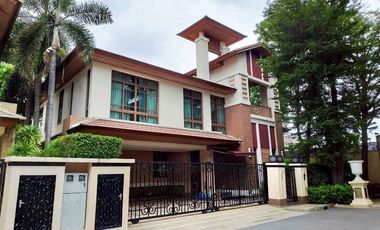 For rent 4 bedrooms house in Watthana, Bangkok