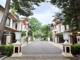 Casa en alquiler de 4 habitaciones en Watthana, Bangkok